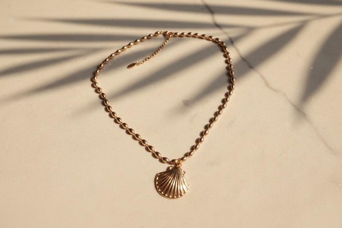 Alba Necklace Shell, Bead chain with a shell pendant, Stainless steel