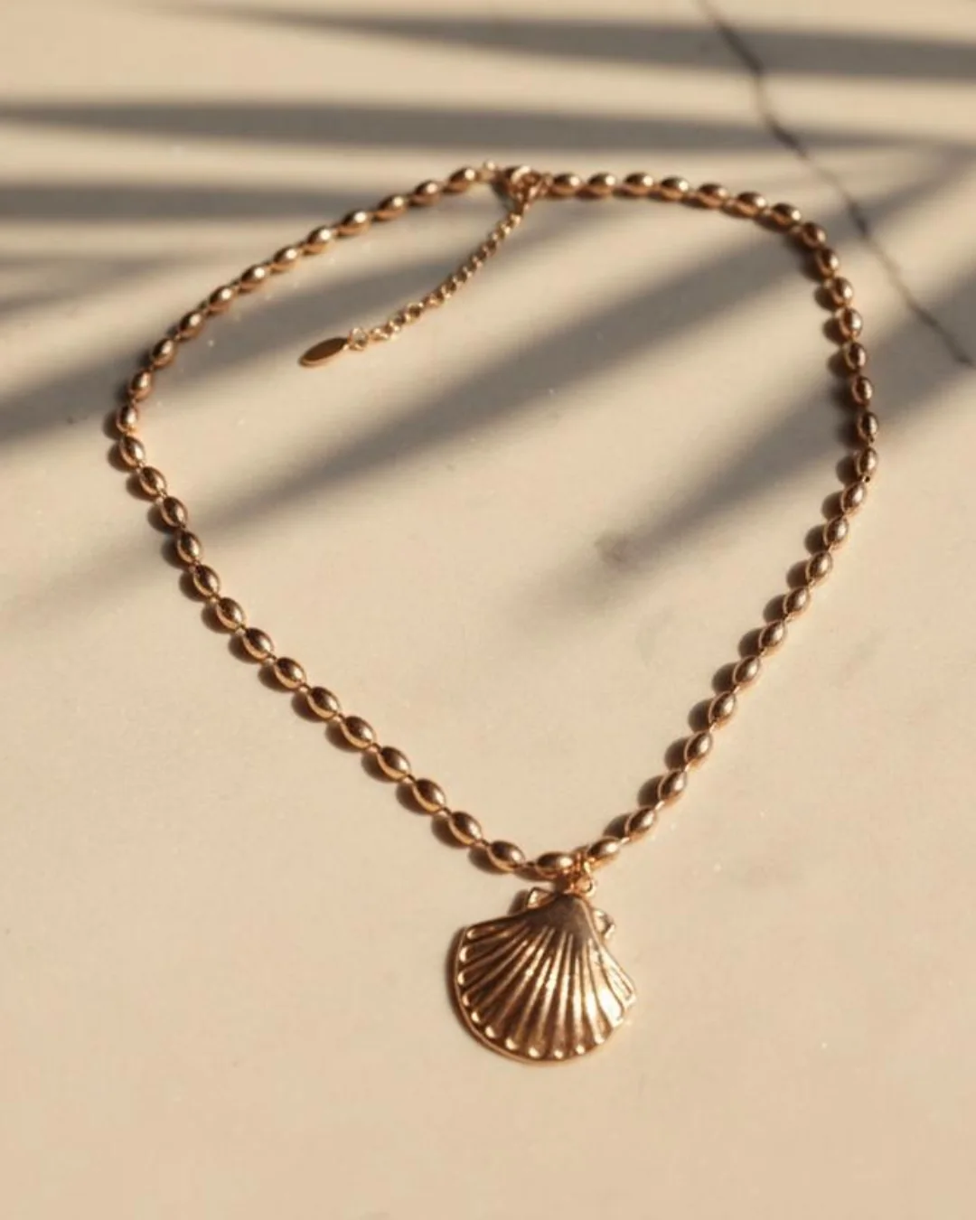 Alba Necklace Shell, Bead chain with a shell pendant