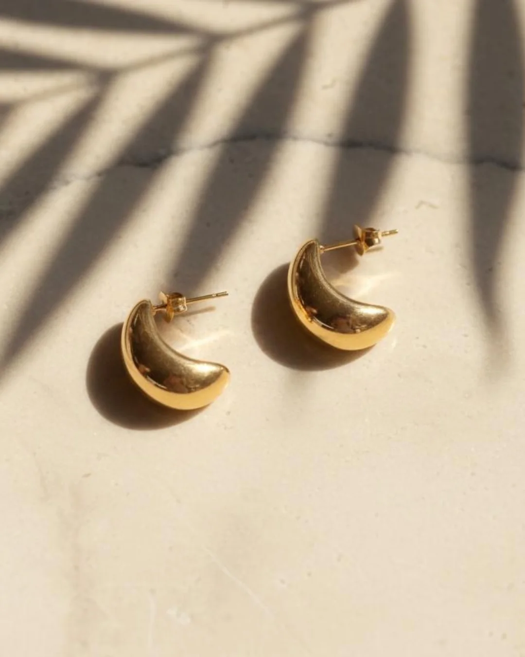 Isla Studs, Curved studs