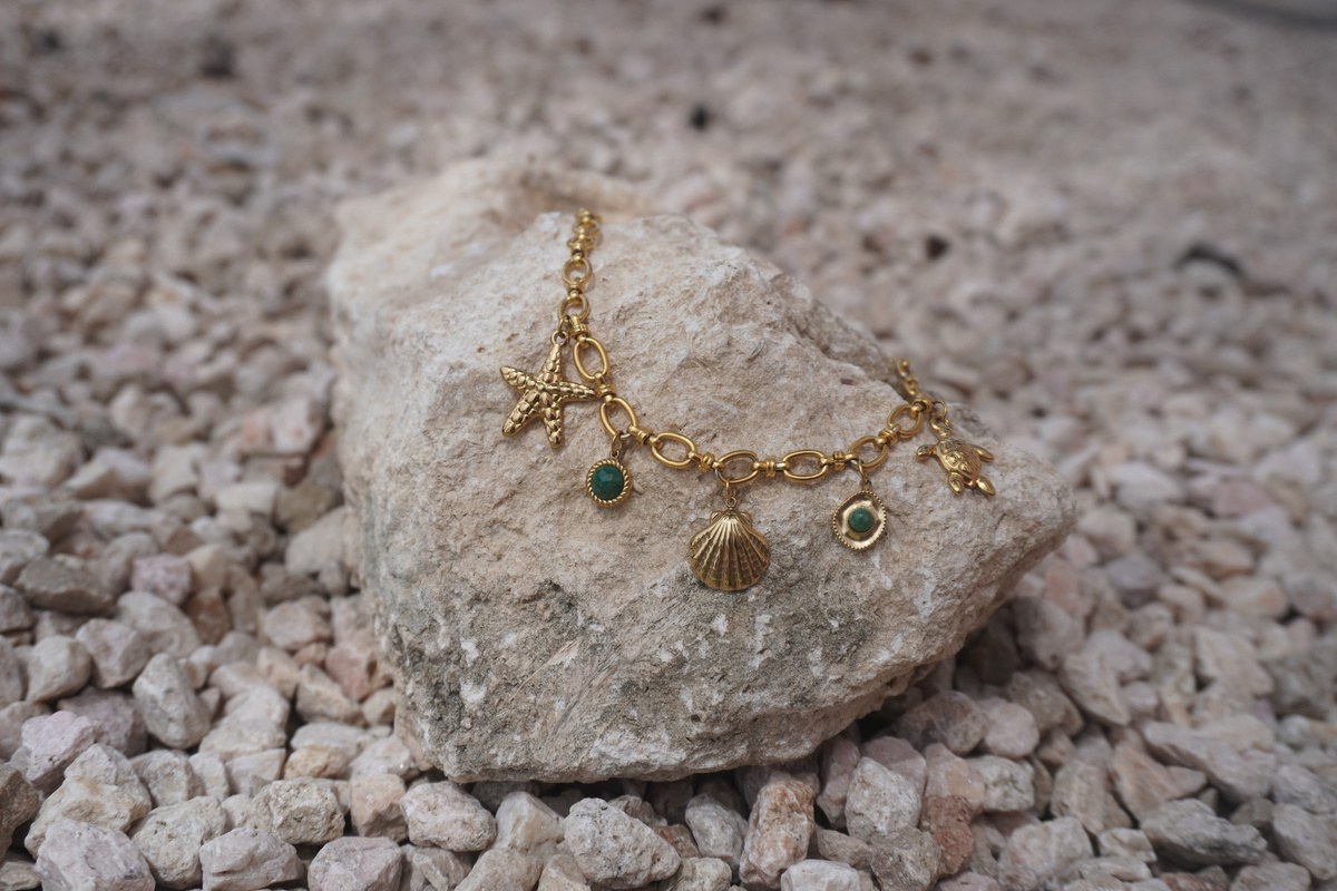 Juul Brisa Necklace, Link chain with sea charms, Stainless steel · green stone