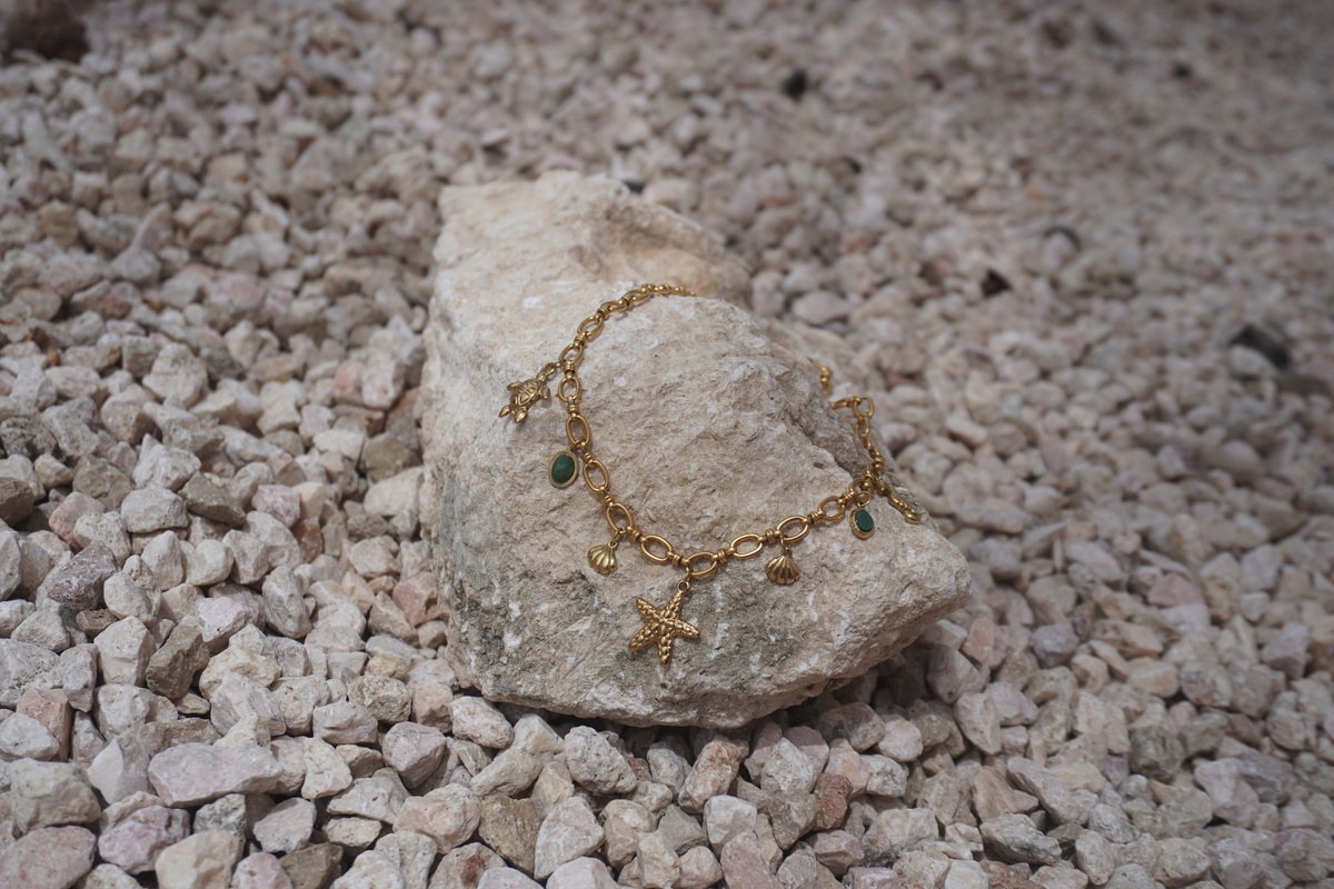 Juul Oceana Necklace, Link chain with charms and green stones, Stainless steel · green stone