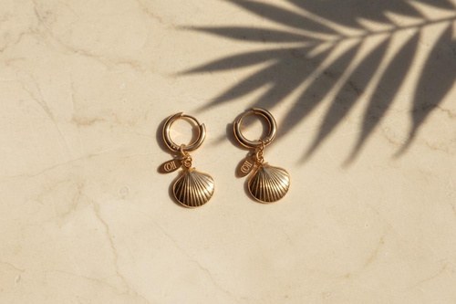 Luz Earrings, Hoops with a little shell, Stainless steel