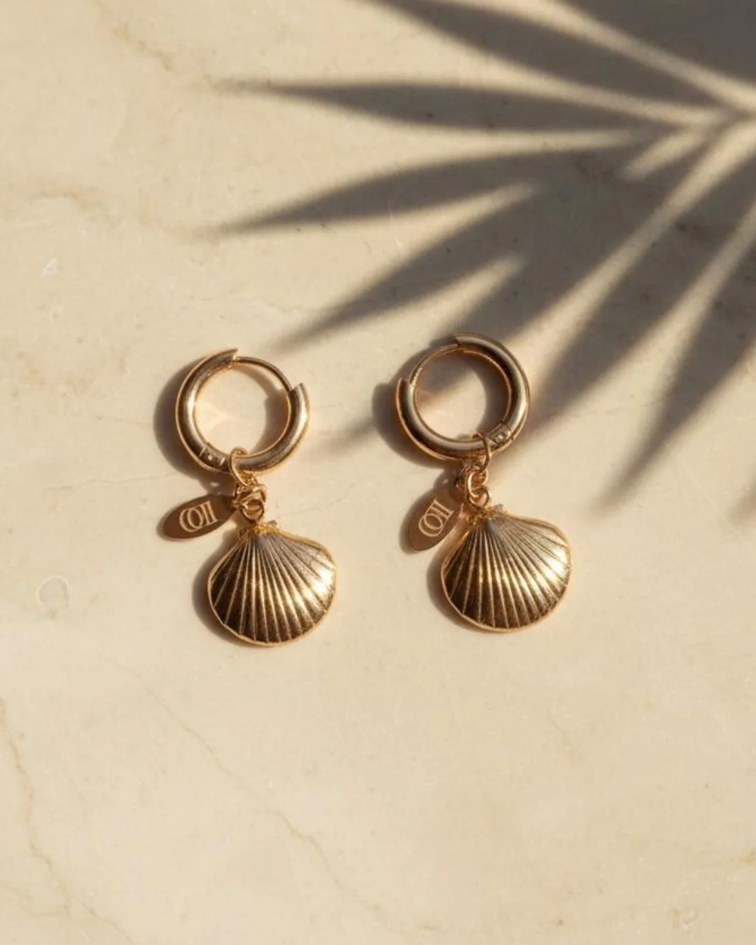 Luz Earrings, Hoops with a little shell