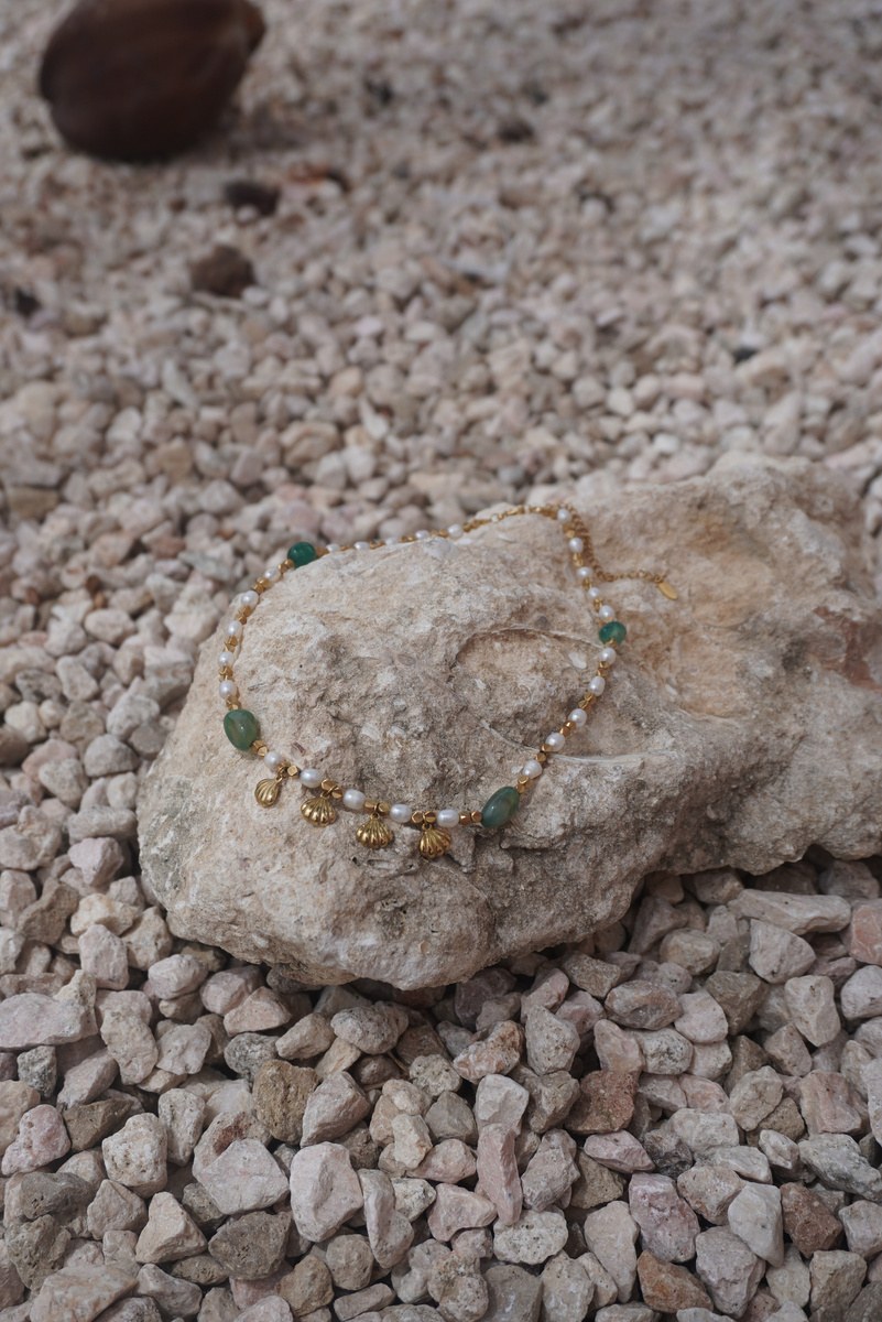 Nia Necklace, Pearl necklace with green stones, Stainless steel · freshwater pearls