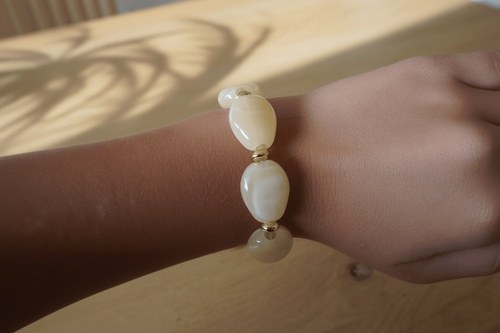 Viva Bracelet – Butter Yellow, Bead bracelet in butter yellow, Gold-coloured beads · not stainless steel
