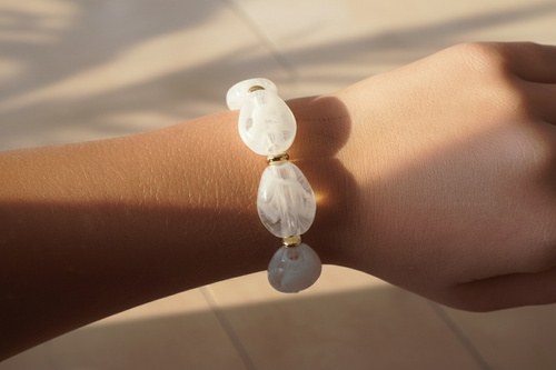Viva Bracelet – White, Bead bracelet in white, Gold-coloured beads · not stainless steel